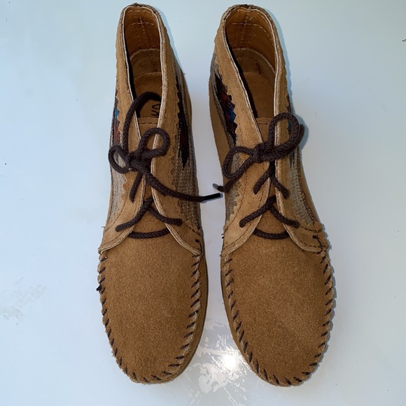 AUTH NIB Minnetonka El Paso Ankle Boots Taupe - Picture 2 of 13